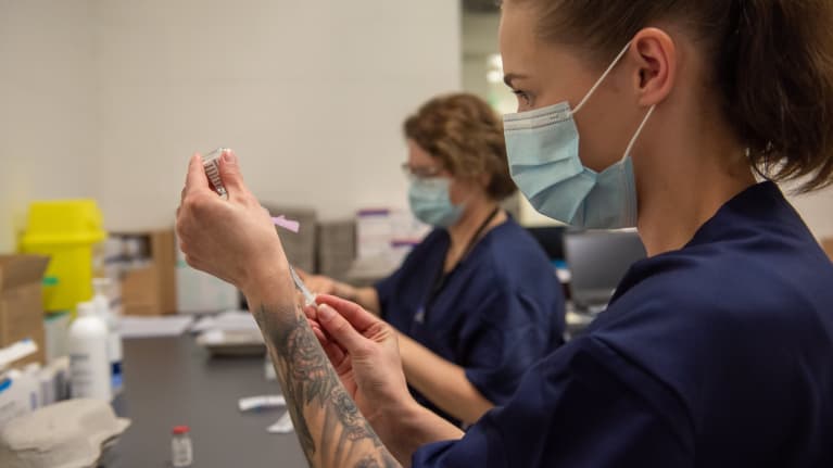 Astra Zeneca -rokotetta valmistava sairaanhoitajat Porvoon rokotuskeskuksessa. 18.3.2021.