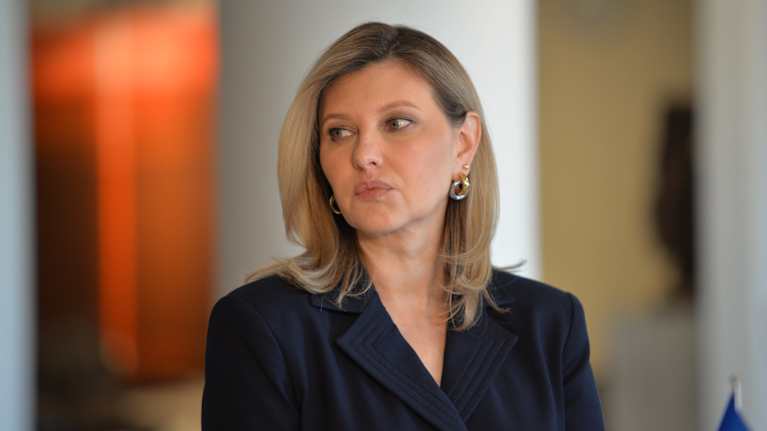 Olena Zelenska inomhus. 