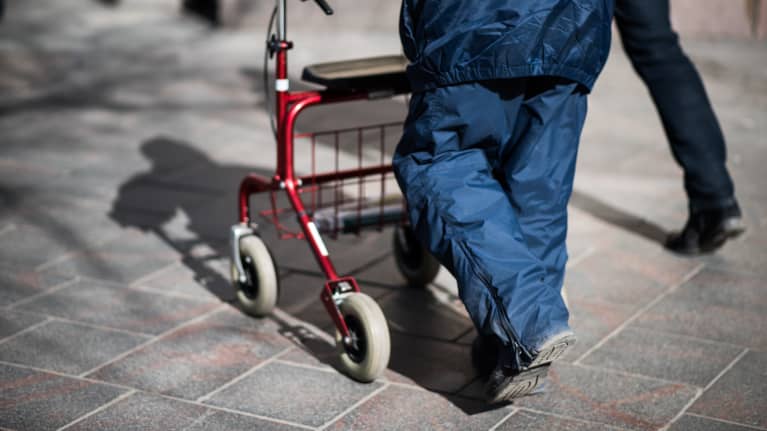 Vanhus rollaattorin kanssa