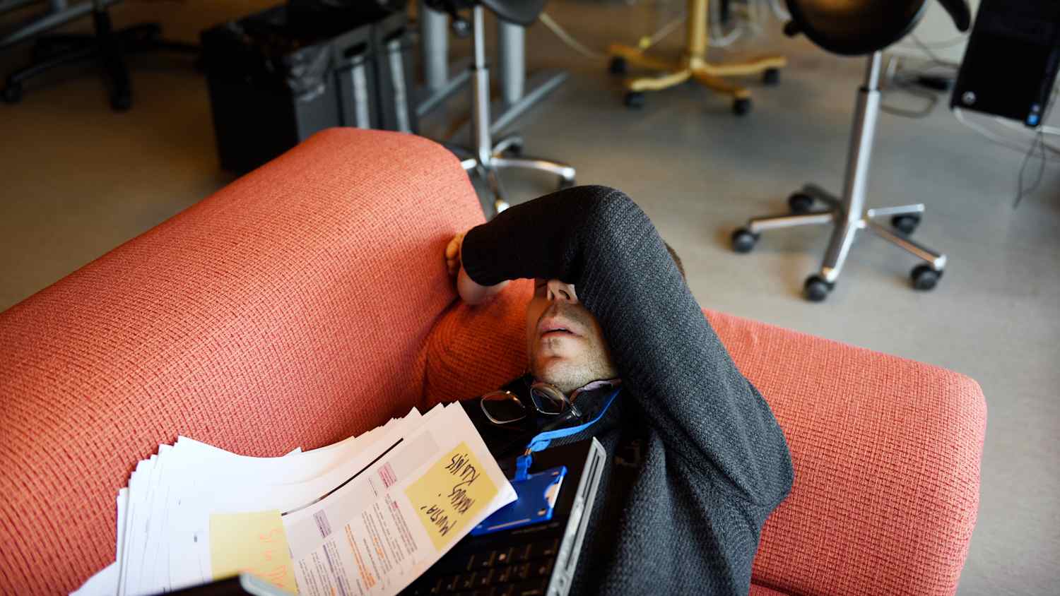 Työntekijä nukkuu sohvalla.