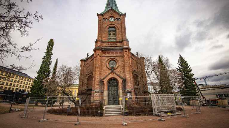 Jyväskylän ev. lut srk:n kaupuginkirkon tiiliä on alkanut tippua. Kirkon pääsisäänkäynti on rajattu aidalla.