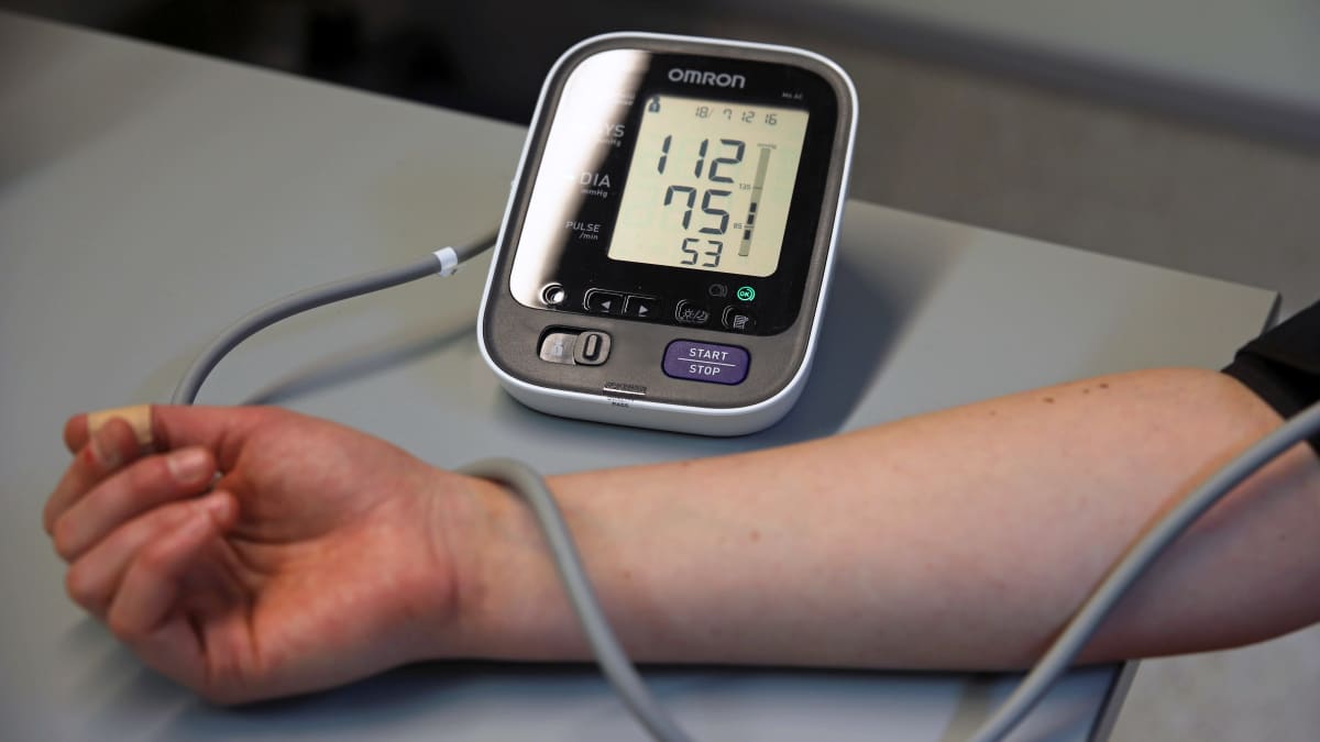 Anonyymin henkilön verenpaineen mittausta lääkärissä.