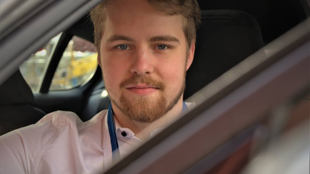 Vastavalmistunut putkiasentaja, 19 -vuotias Viljami Turve istuu taitaja kilpailusta voittamansa auton ohjaksissa.