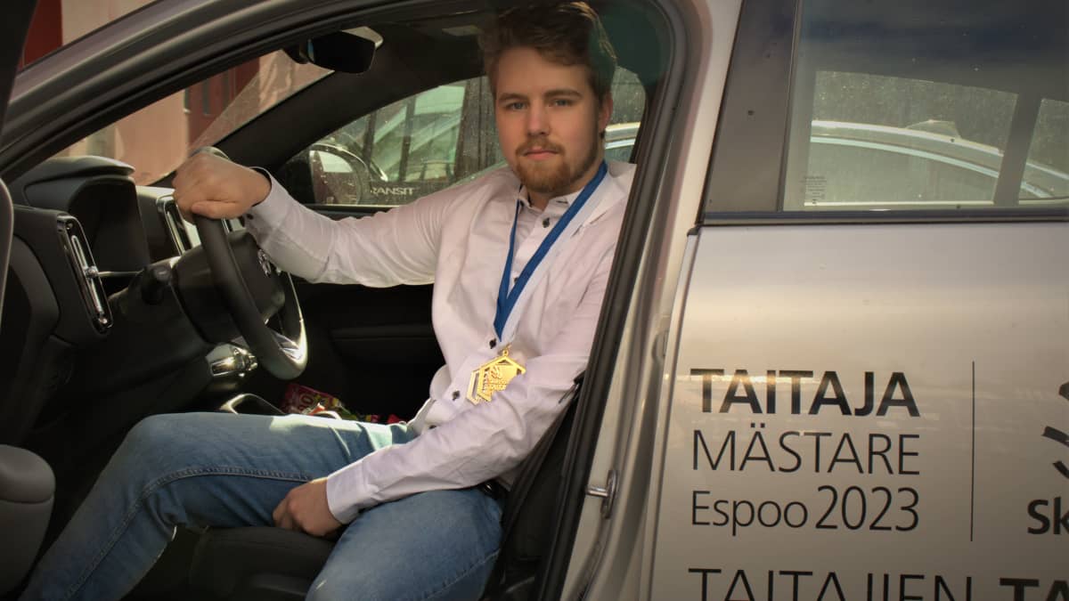 Vastavalmistunut putkiasentaja, 19 -vuotias Viljami Turve istuu taitaja kilpailusta voittamansa auton ohjaksissa.