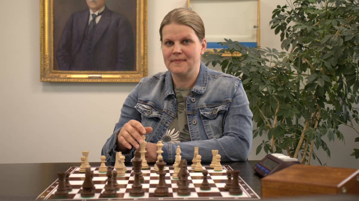 Vammalan nuorten shakkikerhon ohjaaja Johanna Tanni shakkilaudan äärellä.