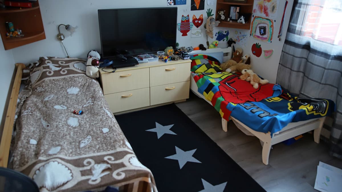 Kahden ukrainalaisen pakolaislapsen huone Savonrannalla.