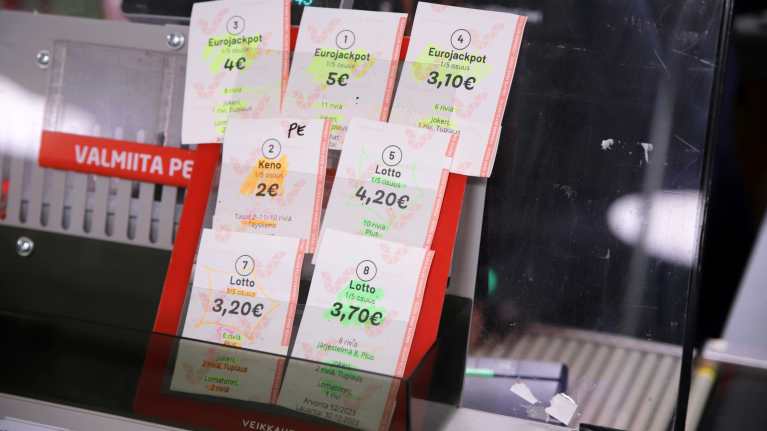 Valmiita Lotto-, Keno- ja Eurojackpot-kuponkeja on kaupan kassalla.
