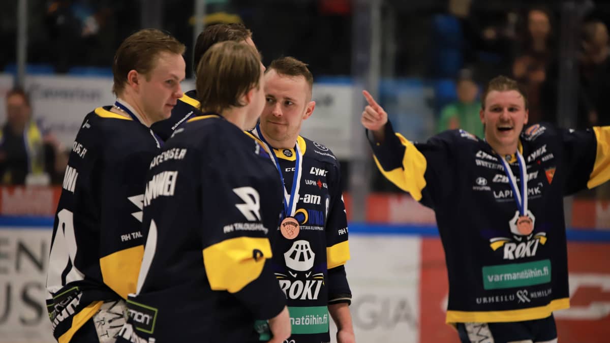Rovaniemen kiekon kapteeni Antti Järvelä sekä muita pelaajia pronssimitalit kaulassaan.
