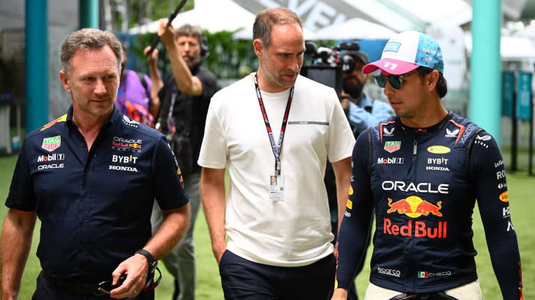 Christian Horner, Oliver Mintzlaff ja Sergio Perez 6.5.2023 Miamin GP:ssä.