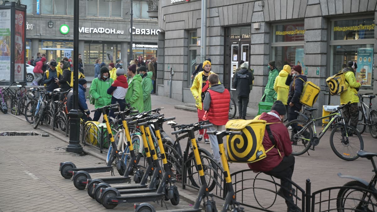 Ruokalähetit jonottavat MacDonaldsiin Pietarissa.