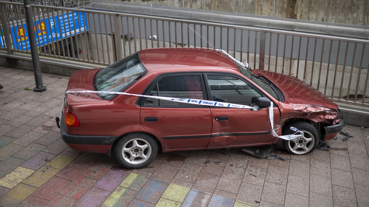Mikkelin keskustassa poliisin ja pakenijan takaa-ajo päättyi lopulta toriparkin kattotasanteelle, jossa poliisiauto ja henkilöauto vaurioituivat.