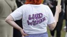 Nainen on pukeutunut paitaan, jossa lukee Loud woman.