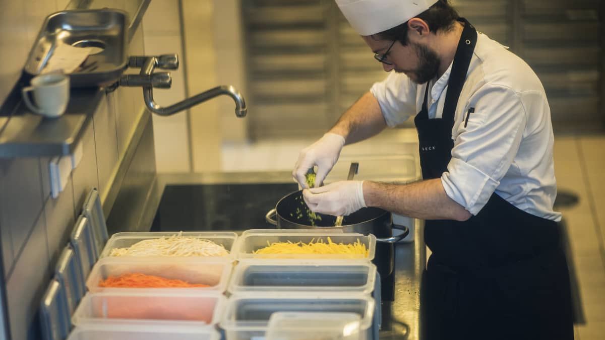 Kokki valmistelee keittoa itävaltalaisessa ravintolassa. Ravintoloissa, ruokaloissa ja baareissa ruoasta keskimäärin viisi prosenttia menee hävikkiin.