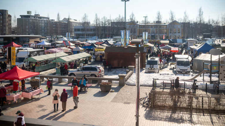 Torimarkkinat Mikkelin keskustassa. Mikkelin tori on täynnä väkeä ja autoja.