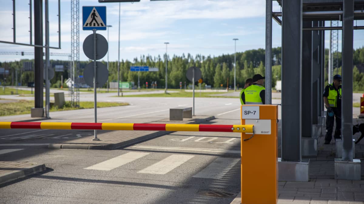 Rajavartiolaitoksen työntekijöitä Nuijamaan raja-asenmalla.