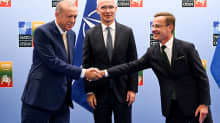 Erdogan ja Kristersson kättelevät Stoltenbergin seistessä taustalla.