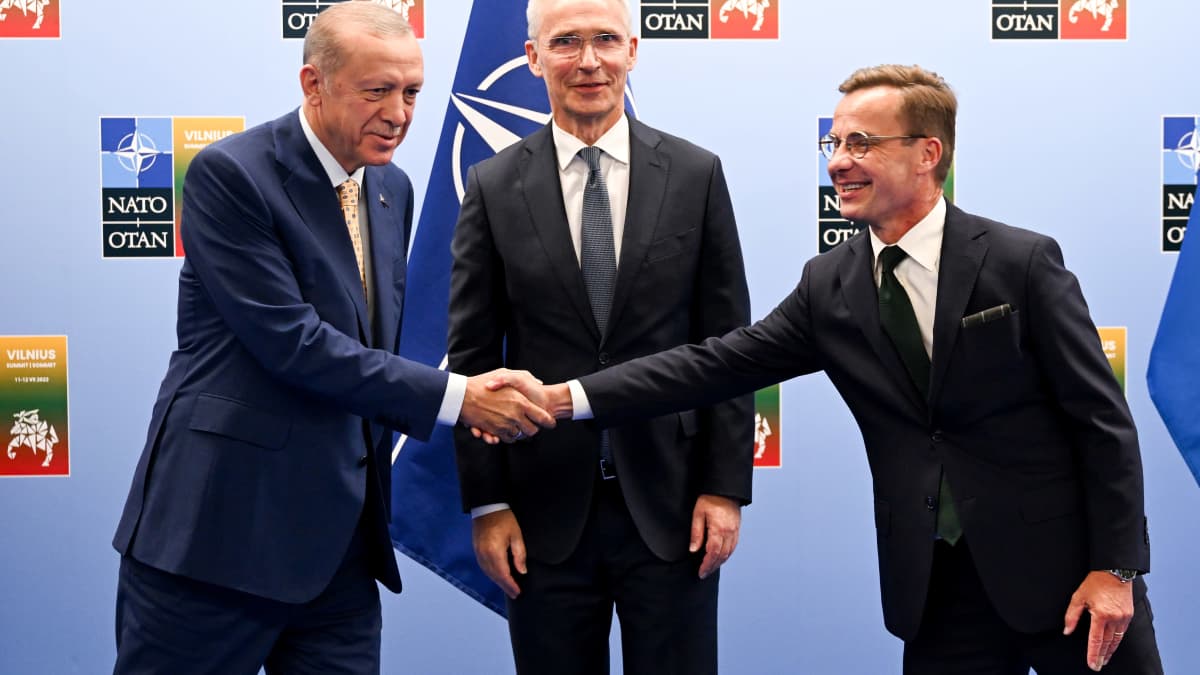 Erdogan ja Kristersson kättelevät Stoltenbergin seistessä taustalla.