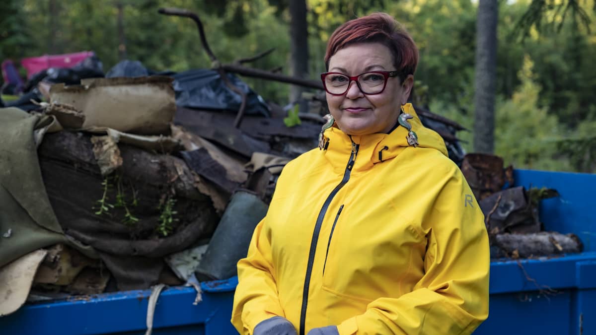 Kemiläinen Sari Ekorre oli yksi talkoolaisista, jotka keräsivät jätteitä Elijärveltä.
