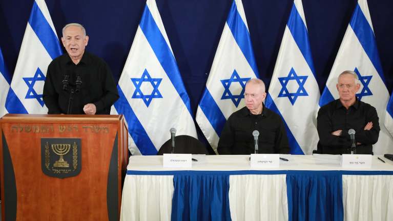 Benjamin Netanjahu, Joav Gallant ja Benny Gantz tiedotustilaisuudessa.