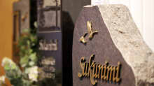 Hautakivimalli Jokelan hautaustoimistossa Rovaniemellä. Kivessä lukee Sukunimi.