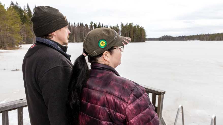 Ira ja Marko Halvari seisovat laiturilla ja katsovat järven vastarannalle, jonne suunnitelmien mukaan nousisi tuulimyllyjä.