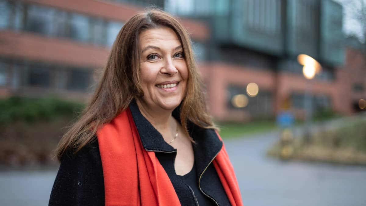 Helsingin yliopiston kaupunkimaantieteen professori Mari Vaattovaara seisoo Otaniemessä Aalto yliopiston pihalla