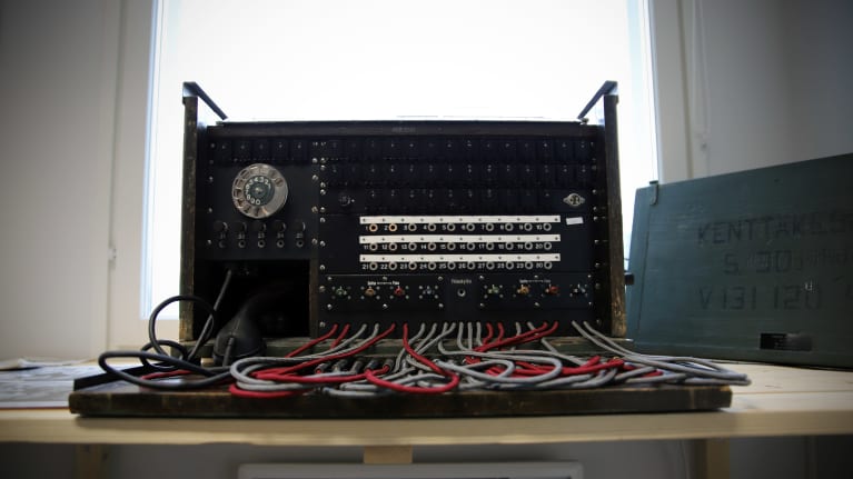 Vanhaa radio- ja puhelinteknologiaa Närpiön kotiseutumuseossa Stella Polaris -näyttelyssä.