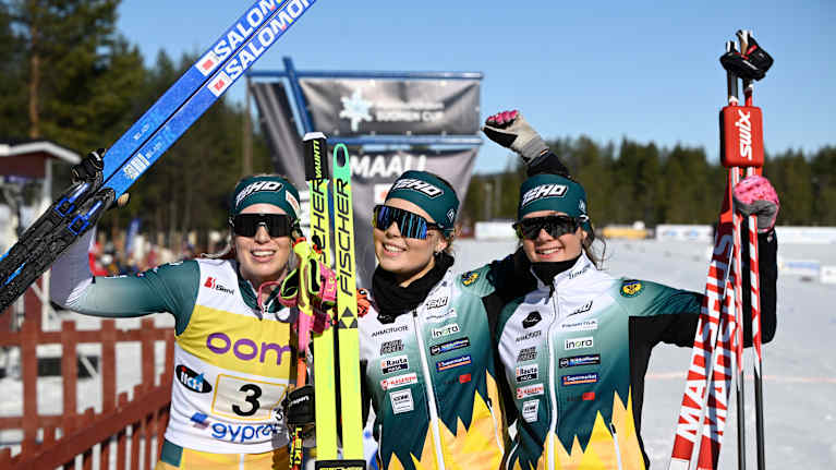 TEHO Ski Team Iisalmi 1:n Vilma Ryytty (vas.), Silva Kemppi ja Nora Kytäjä juhlivat maalissa naisten 3x5 km viestin (1p+2v) voittoa Inarin SM-hiihdoissa. 