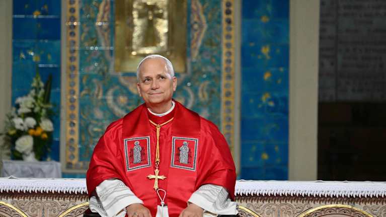 Paavi Leo XIV istuu ja katsoo yläviistoon.