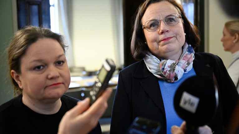 Krista Kiuru ja Mia Laiho median haasateltavina.