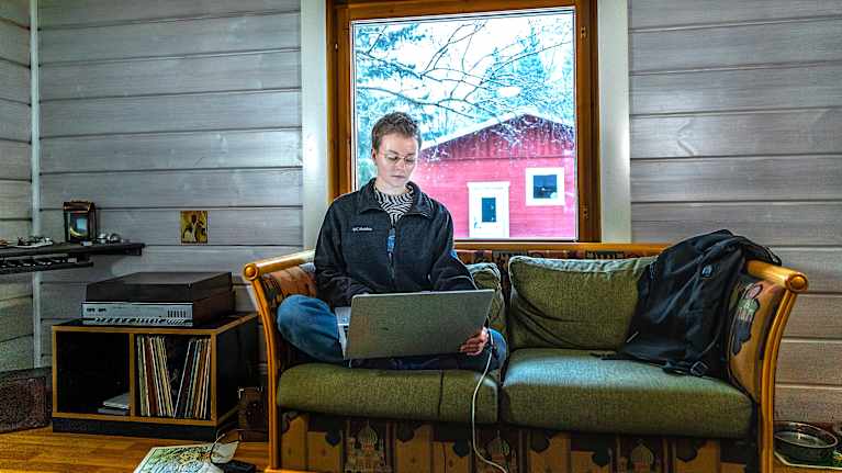 Nita kotonaan sohvalla.