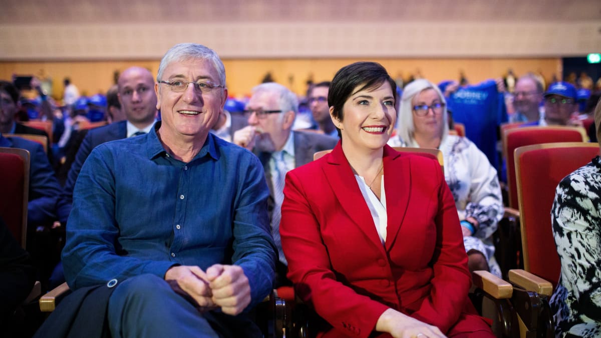 Klara Dobrev istuu vierellään miehensä, entinen pääministeri Ferenc Gyurcsány.