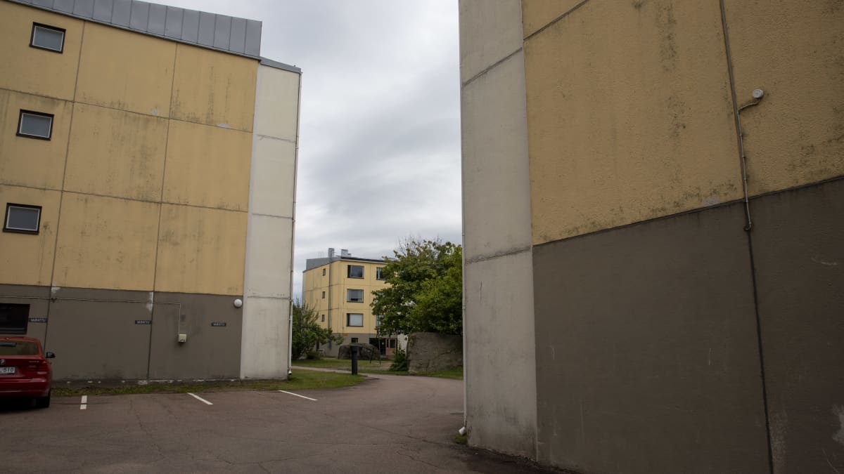 Näkymä kahden vaaleankeltaisen kerrostalon välistä kolmanteen kerrostaloon