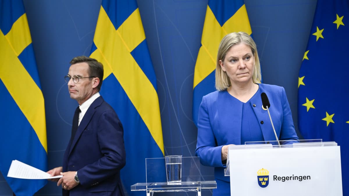 Ulf Kristersson ja Magdalena Andersson taustallaan Ruotsi lippuja.