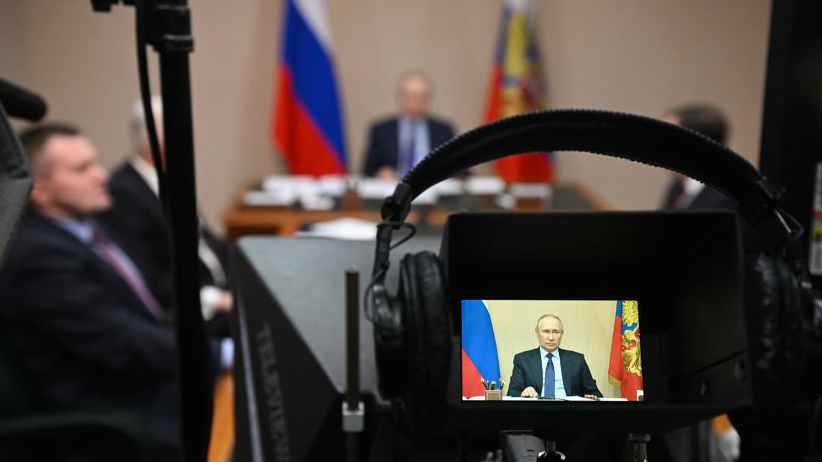 Venäjän presidentti Vladimir Putin TV-kameran näytöllä, johtaessaan videokonferenssin kautta puuteollisuuden kehitystä käsittelevää kokousta vieraillessaan Ustjanski-puukompleksissa Arkangelin alueella Venäjällä. 10. helmikuuta 2023.