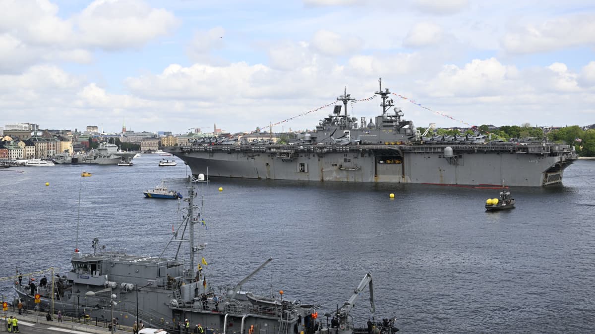 USS Kearsarge sota-alus Tukholman edustalla.