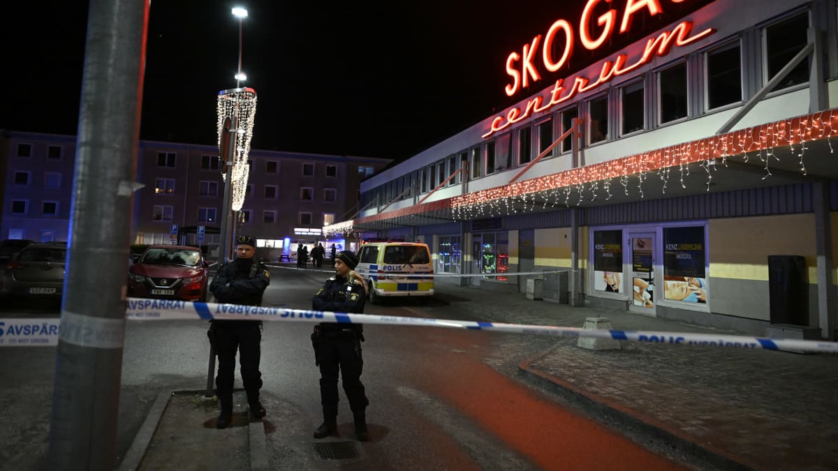 Poliisi tutkii paikkaa, jossa teini ammuttiin kuoliaaksi Skogasissa, Huddingessa Tukholman eteläpuolella, 28. tammikuuta 2023