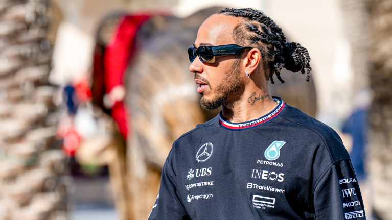 Lewis Hamilton kävelemässä varikolla. 