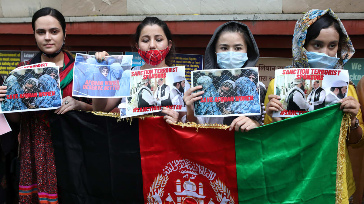 Afganistanilaispakolaiset osoittivat mieltään New Delhissä maanantaina talibaneja vastaan.