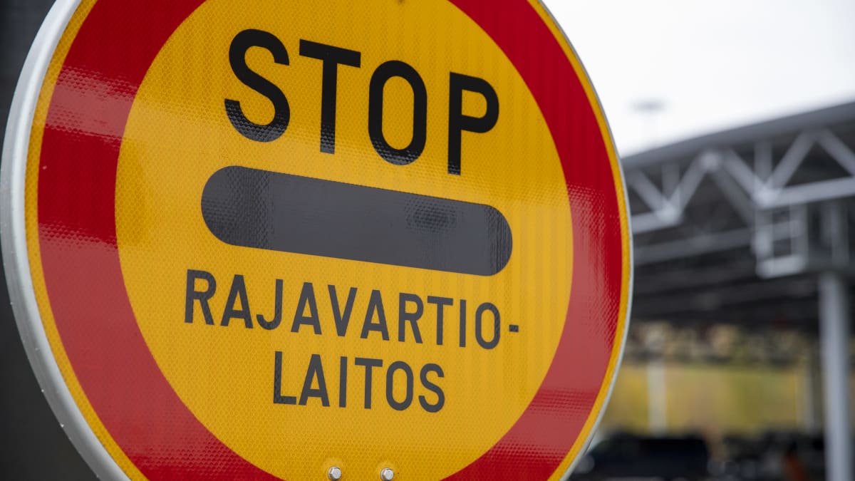 Stop-liikennemerkki Nuijamaan raja-asemalla.
