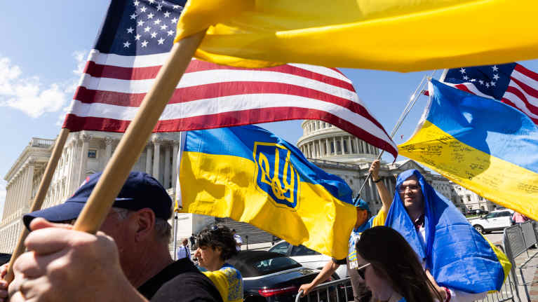 Ukrainan kannattajat heiluttavat Yhdysvaltain ja Ukrainan lippuja Yhdysvaltain Capitolin ulkopuolella.