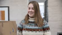 Hilppa Nissinen purkamassa tavaroita laatikosta