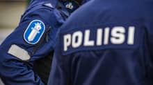 Kaksi poliisia työvaatteissa.