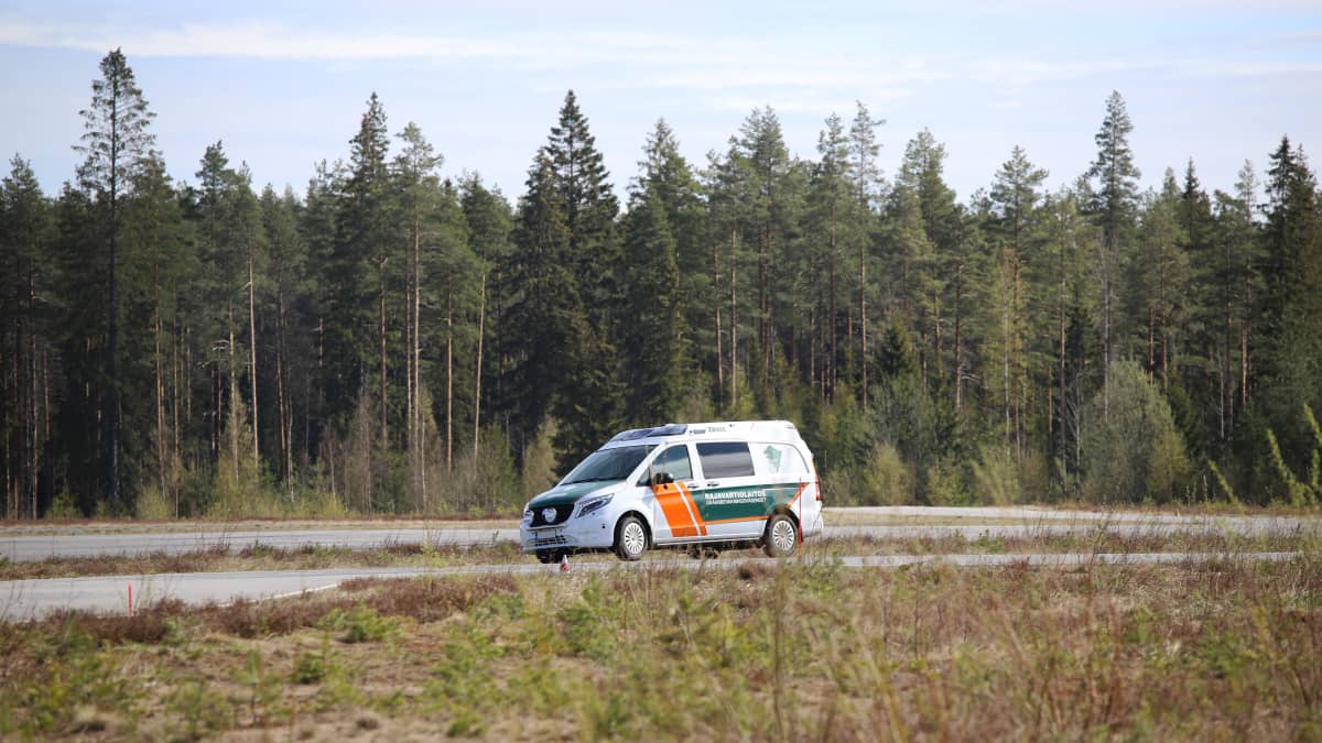 Kaakkois-Suomen rajavartioston auto ajamassa Imatran rajavartijakoululla.
