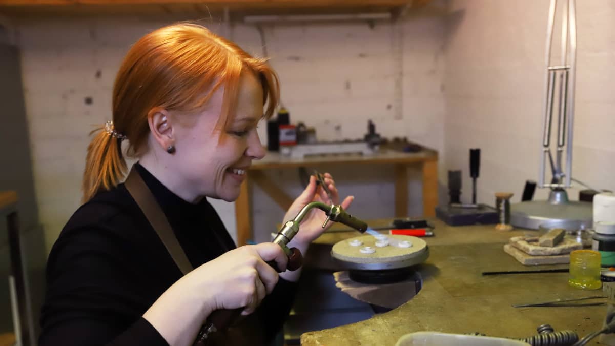 Koruseppä Netta Herranen Studio Pepita -korupajassaan Kouvolassa valmistamassa luokkasormuksia.