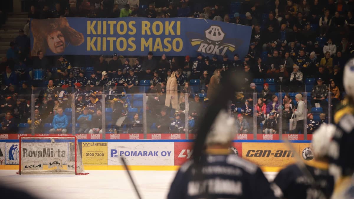 Rovaniemen kiekon kannattajat pitelevät lakanaa, jossa lukee "Kiitos Roki, Kiitos Maso".