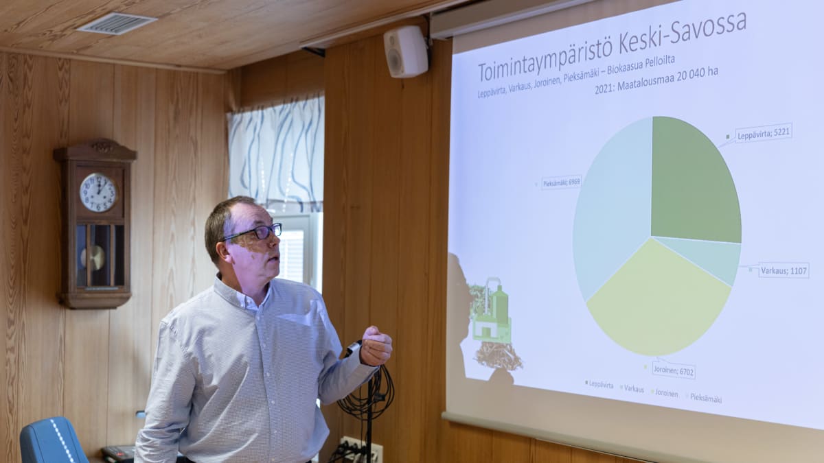 Esko Rissanen esittelee biokaasulaitoksen toimintaympäristöä.