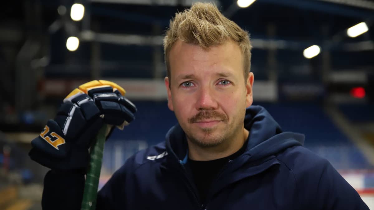 Rovaniemen kiekon valmentaja Maso Lehtonen nojaa mailaan. 