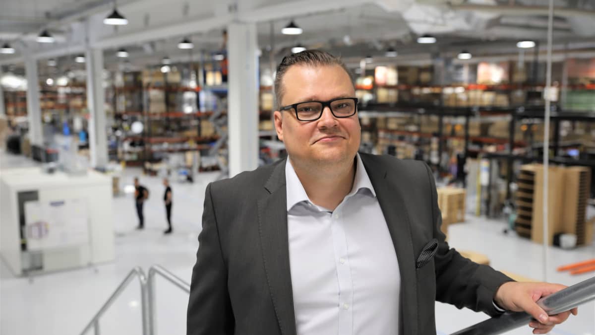 Kempowerin toimitusjohtaja Tomi Ristimäki hymyilee Lahden tehdashallissa.