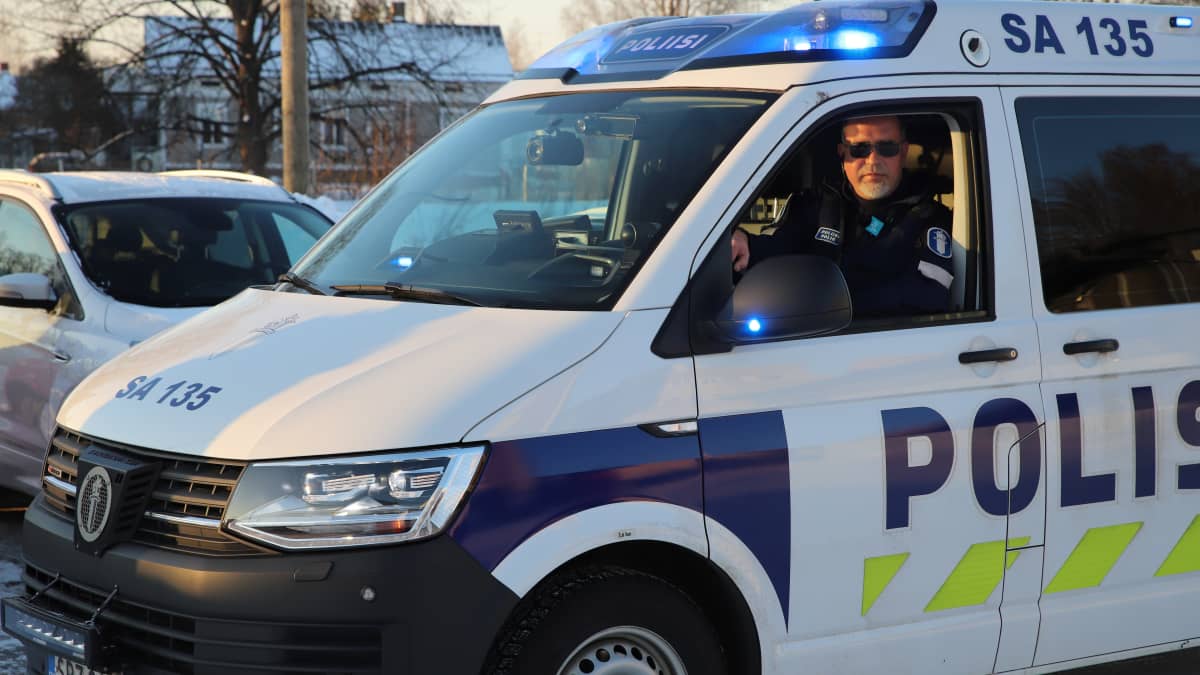 Ylikonstaapeli Matti Uotila poliisiautossa.